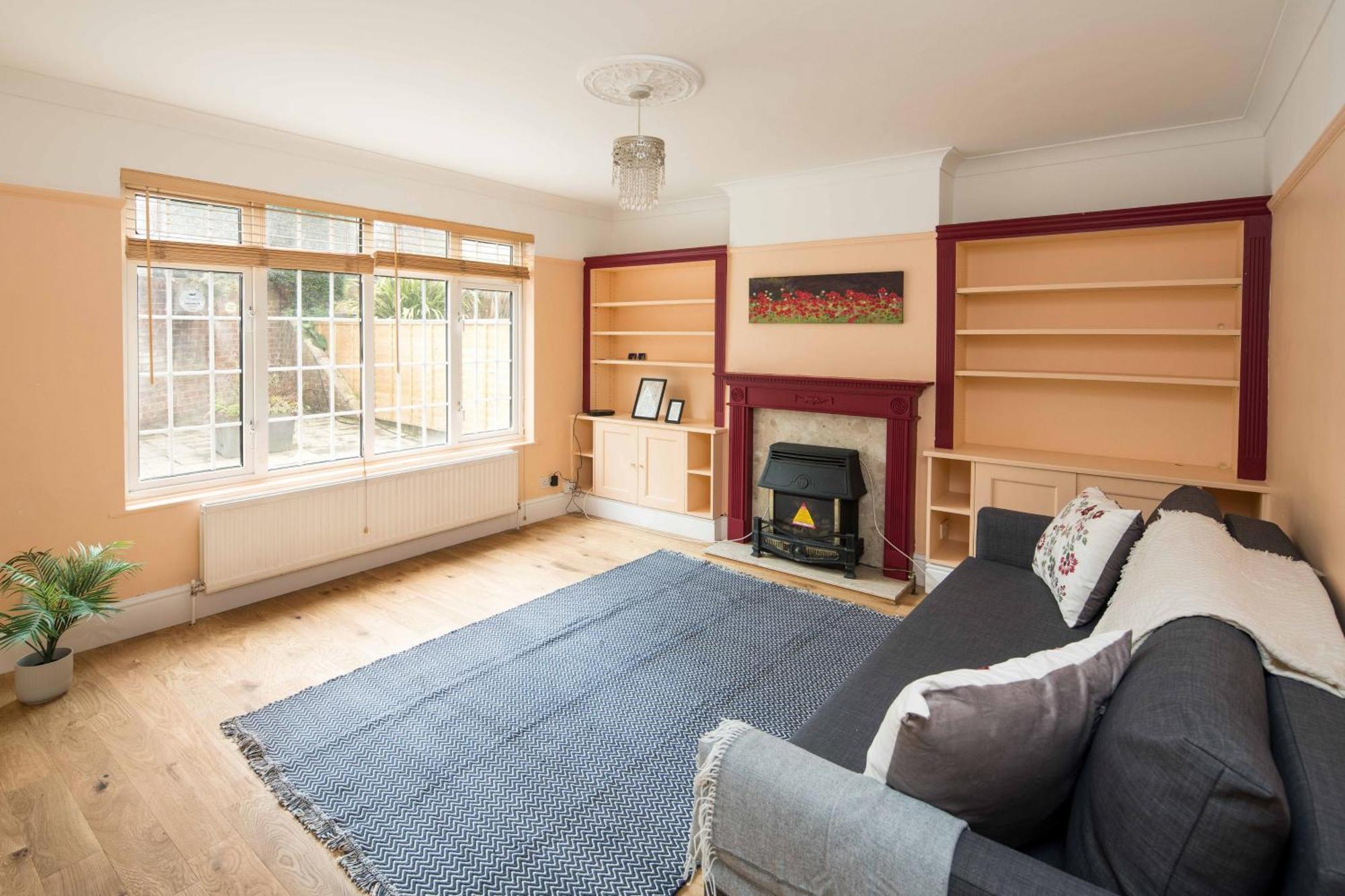 Spacious 4bd Near Gatwick & Ldn Links London